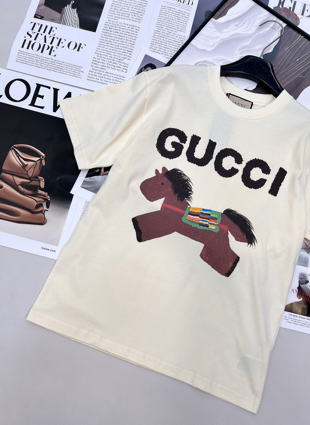 🆕 GUCCI 卡通小马印花短袖T恤选用客供定制针织100%纯棉面打造,面料手感细腻，厚实有质感的纯棉布