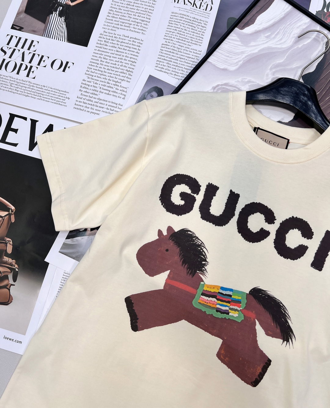 🆕 GUCCI 卡通小马印花短袖T恤选用客供定制针织100%纯棉面打造,面料手感细腻，厚实有质感的纯棉布