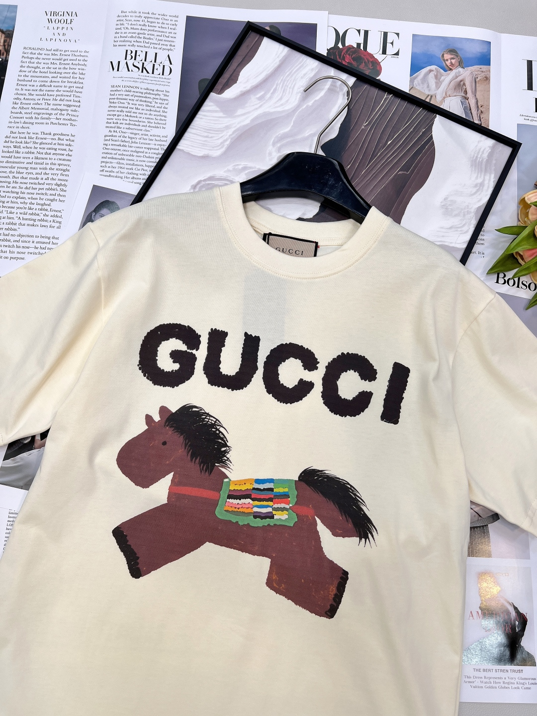 🆕 GUCCI 卡通小马印花短袖T恤选用客供定制针织100%纯棉面打造,面料手感细腻，厚实有质感的纯棉布