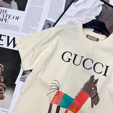 🆕 GUCCI 卡通小马印花短袖T恤,选用客供定制针织100%纯棉面打造,面料手感细腻,厚实有质感的纯棉 🆕 GUCCI 卡通小马印花短袖T恤,选用客供定制针织100%纯棉面打造,面料手感细腻,厚实有质感的纯棉
