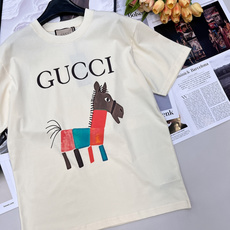 🆕 GUCCI 卡通小马印花短袖T恤,选用客供定制针织100%纯棉面打造,面料手感细腻,厚实有质感的纯棉 🆕 GUCCI 卡通小马印花短袖T恤,选用客供定制针织100%纯棉面打造,面料手感细腻,厚实有质感的纯棉