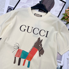 🆕 GUCCI 卡通小马印花短袖T恤,选用客供定制针织100%纯棉面打造,面料手感细腻,厚实有质感的纯棉 🆕 GUCCI 卡通小马印花短袖T恤,选用客供定制针织100%纯棉面打造,面料手感细腻,厚实有质感的纯棉