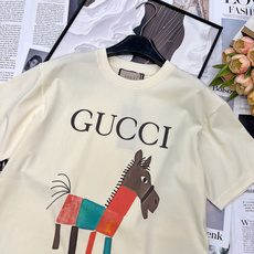 🆕 GUCCI 卡通小马印花短袖T恤,选用客供定制针织100%纯棉面打造,面料手感细腻,厚实有质感的纯棉 🆕 GUCCI 卡通小马印花短袖T恤,选用客供定制针织100%纯棉面打造,面料手感细腻,厚实有质感的纯棉