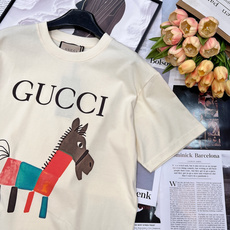 🆕 GUCCI 卡通小马印花短袖T恤,选用客供定制针织100%纯棉面打造,面料手感细腻,厚实有质感的纯棉 🆕 GUCCI 卡通小马印花短袖T恤,选用客供定制针织100%纯棉面打造,面料手感细腻,厚实有质感的纯棉