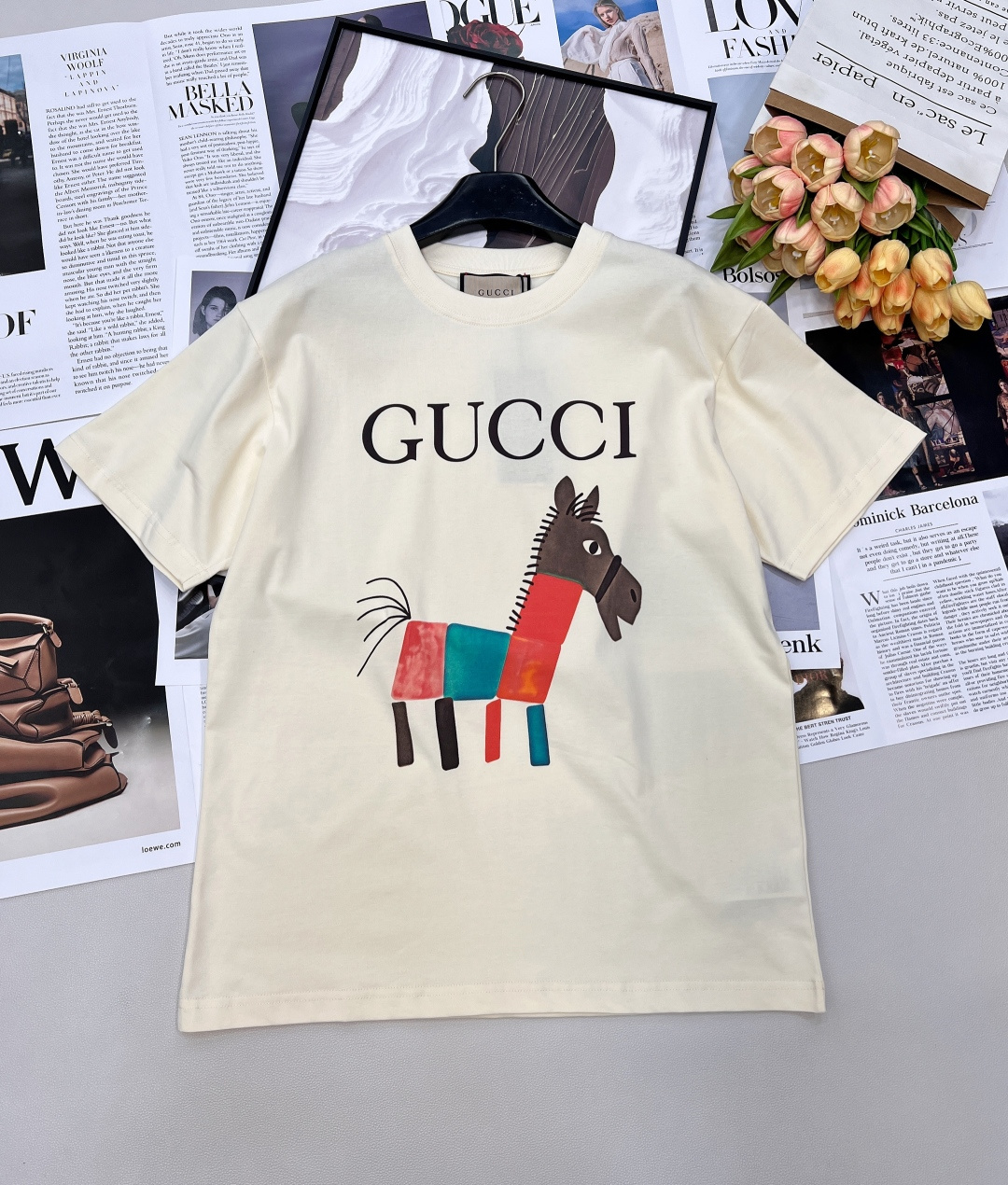 NO:739817,GUCCI cartoon pony printed short-sleeved T-shirt is made of custom-made knitted cotton. The fabric has a delicate feel, thick and textured pure cotton. It is exquisite, full and textured. It is super stylish whether worn inside or on its own. It is cute without losing personality. It is super stylish when paired with it!  This T-shirt is simply cute!  Not only suitable for daily wear, but also easy to create a trendy look!  I am irresistible to the cartoon graffiti with bright colors and high saturation, which directly touch the soul. Paired with a pair of jeans or a pleated skirt, it is a perfect combination of sweetness and fashion!  The oversize version is the same for men and women!  All three standards are complete, and the goods will be shipped in large quantities!  Size sml code,,gucci,versace,skirts,jeans,T-shirt,tees,t-shirt,19860909GUCCI 卡通小马印花短袖T恤,选用客供定制针织纯棉面打造,面料手感细腻,厚实有质感的纯棉布,精致饱满有质感,无论内搭还是单穿都超级有型 可爱又不失个性 搭配起来超有范儿！这件T恤简直就是主打一个可爱！ 不仅适合日常穿搭 还能轻松打造出潮流look！对色彩鲜艳饱和度高的卡通涂鸦毫无抵抗力,直击灵魂 配上一条牛仔裤或者百褶裙 简直就是甜美又时髦的完美组合！oversize版型 男女同款！三标齐全,大货出！ 尺码sml 编码,,gucci,versace,skirts,jeans,T-shirt,tees，t-shirt,,Women's clothing