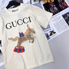 🆕 GUCCI 马戏团小马印花短袖T恤甄选定制100%精梳纯棉面料,高克重针织工艺造就厚实挺括的质感,触 🆕 GUCCI 马戏团小马印花短袖T恤甄选定制100%精梳纯棉面料,高克重针织工艺造就厚实挺括的质感,触