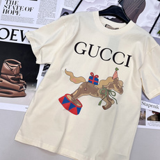 🆕 GUCCI 马戏团小马印花短袖T恤甄选定制100%精梳纯棉面料,高克重针织工艺造就厚实挺括的质感,触 🆕 GUCCI 马戏团小马印花短袖T恤甄选定制100%精梳纯棉面料,高克重针织工艺造就厚实挺括的质感,触