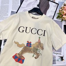 🆕 GUCCI 马戏团小马印花短袖T恤甄选定制100%精梳纯棉面料,高克重针织工艺造就厚实挺括的质感,触 🆕 GUCCI 马戏团小马印花短袖T恤甄选定制100%精梳纯棉面料,高克重针织工艺造就厚实挺括的质感,触