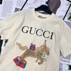 🆕 GUCCI 马戏团小马印花短袖T恤甄选定制100%精梳纯棉面料,高克重针织工艺造就厚实挺括的质感,触 🆕 GUCCI 马戏团小马印花短袖T恤甄选定制100%精梳纯棉面料,高克重针织工艺造就厚实挺括的质感,触