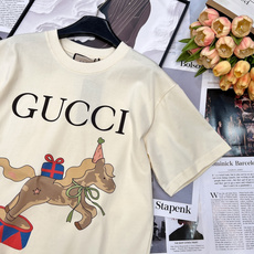 🆕 GUCCI 马戏团小马印花短袖T恤甄选定制100%精梳纯棉面料,高克重针织工艺造就厚实挺括的质感,触 🆕 GUCCI 马戏团小马印花短袖T恤甄选定制100%精梳纯棉面料,高克重针织工艺造就厚实挺括的质感,触