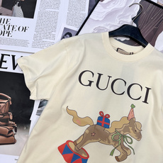 🆕 GUCCI 马戏团小马印花短袖T恤甄选定制100%精梳纯棉面料,高克重针织工艺造就厚实挺括的质感,触 🆕 GUCCI 马戏团小马印花短袖T恤甄选定制100%精梳纯棉面料,高克重针织工艺造就厚实挺括的质感,触