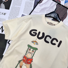 🆕 GUCCI 卡通猫咪字母印花短袖T恤上身休闲时尚 奇幻般的图案 带来充满想象力的时尚体验!定织定染 🆕 GUCCI 卡通猫咪字母印花短袖T恤上身休闲时尚 奇幻般的图案 带来充满想象力的时尚体验!定织定染