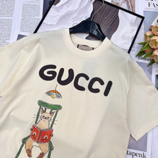 🆕 GUCCI 卡通猫咪字母印花短袖T恤上身休闲时尚 奇幻般的图案 带来充满想象力的时尚体验!定织定染 🆕 GUCCI 卡通猫咪字母印花短袖T恤上身休闲时尚 奇幻般的图案 带来充满想象力的时尚体验!定织定染