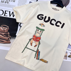 🆕 GUCCI 卡通猫咪字母印花短袖T恤上身休闲时尚 奇幻般的图案 带来充满想象力的时尚体验!定织定染 🆕 GUCCI 卡通猫咪字母印花短袖T恤上身休闲时尚 奇幻般的图案 带来充满想象力的时尚体验!定织定染