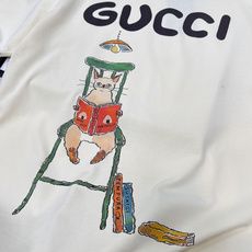 🆕 GUCCI 卡通猫咪字母印花短袖T恤上身休闲时尚 奇幻般的图案 带来充满想象力的时尚体验!定织定染 🆕 GUCCI 卡通猫咪字母印花短袖T恤上身休闲时尚 奇幻般的图案 带来充满想象力的时尚体验!定织定染