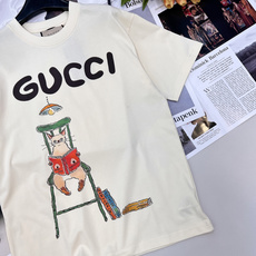 🆕 GUCCI 卡通猫咪字母印花短袖T恤上身休闲时尚 奇幻般的图案 带来充满想象力的时尚体验!定织定染 🆕 GUCCI 卡通猫咪字母印花短袖T恤上身休闲时尚 奇幻般的图案 带来充满想象力的时尚体验!定织定染