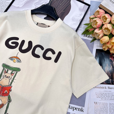🆕 GUCCI 卡通猫咪字母印花短袖T恤上身休闲时尚 奇幻般的图案 带来充满想象力的时尚体验!定织定染 🆕 GUCCI 卡通猫咪字母印花短袖T恤上身休闲时尚 奇幻般的图案 带来充满想象力的时尚体验!定织定染
