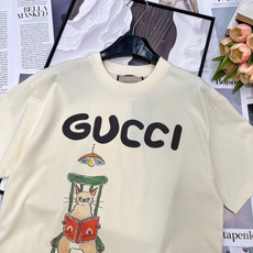 🆕 GUCCI 卡通猫咪字母印花短袖T恤上身休闲时尚 奇幻般的图案 带来充满想象力的时尚体验!定织定染 🆕 GUCCI 卡通猫咪字母印花短袖T恤上身休闲时尚 奇幻般的图案 带来充满想象力的时尚体验!定织定染