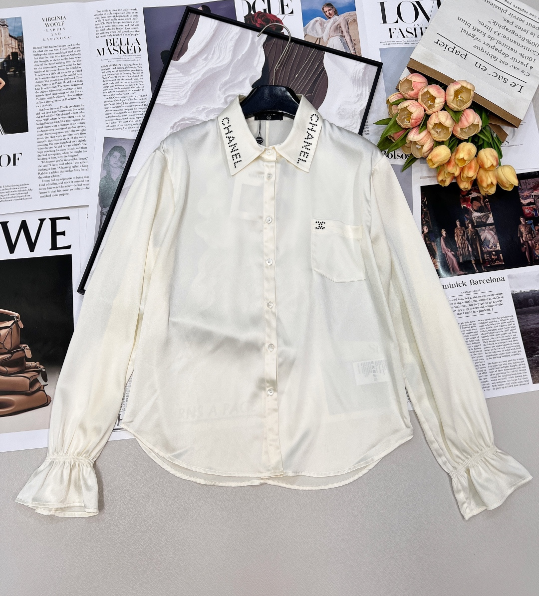 NO:739822,CHANEL's new 'little fragrance satin shirt' - bringing a sense of luxury into everyday life. The apricot-colored satin has its own soft light filter, and the silky luster flows between the drape, like the spring moonlight rubbing into the fabric. The hot-drilled letters and pocket logos on the lapel shimmer in the light, low-key and accurately anchoring the brand's genes, and bringing an elegant aura every time you raise your hand.  The loose fit combines comfort and aura, and the ruffle design on the cuffs adds a bit of flexibility, breaking the rigidity of traditional shirts. Whether it is worn with suit pants for commuting, or worn with a suspender skirt from the same series to create a suit feel, it can easily hold the ladylike atmosphere. It is the item in the wardrobe that 'makes you look stunning once you wear it.' Complete with three standards, great deal!  Size sml code,,chanel,skirts,shirts,business suit,19860909CHANEL新款小香风缎面衬衫」—— 把高级感穿进日常. 奶杏色缎面自带柔光滤镜,垂坠间流转着丝滑光泽,像把春日的月光揉进衣料里.翻领处的烫钻字母与口袋标识,在光线下细碎闪烁,低调又精准地锚定了品牌基因,每一次抬手都自带优雅气场. 宽松版型兼顾舒适与气场,袖口的荷叶边设计增添了几分灵动,打破了传统衬衫的刻板.无论是搭配西装裤通勤,还是下搭同系列吊带裙打造套装感,都能轻松hold住名媛氛围感,是衣橱里那件“穿一次惊艳一次”的存在.三标齐全,大货出！ 尺码sml 编码,,chanel,skirts,shirts,business suit,,Women's clothing