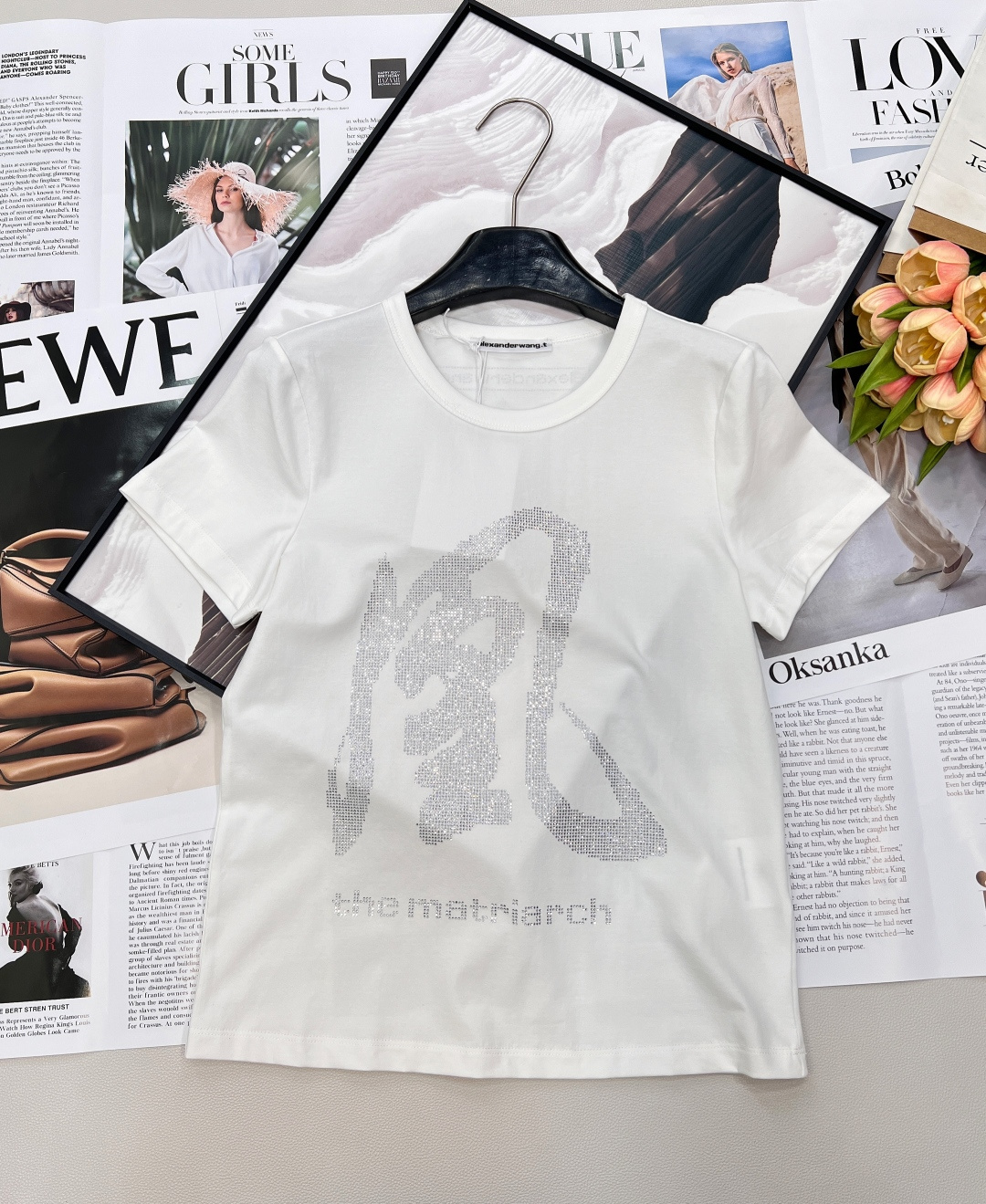 NO:740354,Alexander Wang's new 'Phoenix' hot diamond white T | Full aura, full of matriarch atmosphere. When minimalism meets oriental aesthetics, this Alexander Wang 'Feng' hot diamond white T is the aura in your wardrobe. On the pure white base, hot diamonds spell out the strong 'phoenix' character, showing off its sharp edge; the word 'the matriarch' below directly declares the identity of the 'matriarch', with a strong aura of being unruffled and self-respecting.  - Material and style: High-count cotton fabric is selected, which is soft and skin-friendly, breathable and not sweaty; slim and short cut, neat and proportional, easy to achieve the 'not easy to mess with' fashion sense. - Pair with high-waisted jeans and white shoes for daily outings, simple and eye-catching. - Mix sweet and cool, layered with work skirts or leather skirts, and paired with metal accessories, instantly become the focus of the street. -  Wear it layered with an oversize suit. It is both strong and soft, and can be worn in the workplace or at parties. This white T-shirt has already surpassed the basic style. It is an expression of attitude and a declaration of style. Wear it and you will be the matriarch of your life. Complete with three standards, great product!  size sml code,versace,skirts,jeans,business suit,19860909Alexander Wang 新款 「凤」系烫钻白T | 气场全开,女族长氛围感拉满 当极简主义遇上东方美学,这件 Alexander Wang 「凤」字烫钻白T,就是你衣橱里的气场担当. 纯白基底上,一颗颗烫钻拼出遒劲的「凤」字,锋芒毕露；下方「the matriarch」字样,直接宣告“女族长”的身份,自带不怒自威的强大气场. - 材质与版型 甄选高支棉面料,触感柔软亲肤,透气不闷汗；修身短款剪裁,利落又显比例,轻松拿捏“不好惹”的时髦感. - 日常出街搭配高腰牛仔裤,脚踩小白鞋,简约又吸睛. - 甜酷混搭叠穿工装裙或皮质半裙,再配上金属配饰,瞬间变身街头焦点. - 叠穿层次外搭oversize西装,刚柔并济,职场与派对都能hold住. 这件白T早已超越基础款,它是态度的表达,是风格的宣言.穿上它,你就是自己人生的女族长.三标齐全,大货出！ 尺码sml 编码,,versace,skirts,jeans,business suit,,Women's clothing