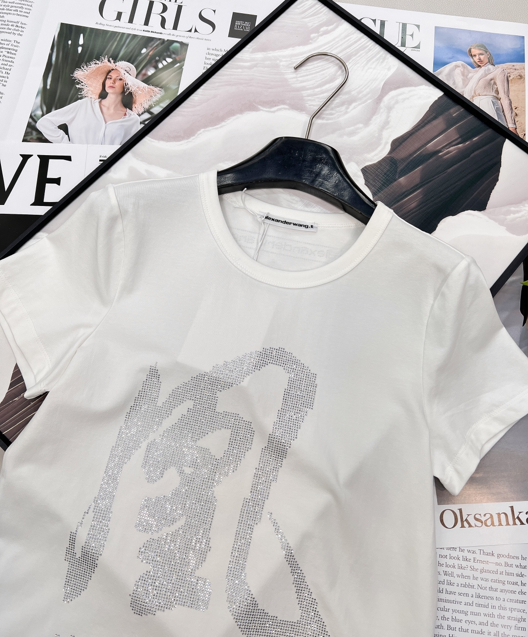 🆕Alexander Wang 新款 「凤」系烫钻白T | 气场全开，女族长氛围感拉满当极简主义遇上东方