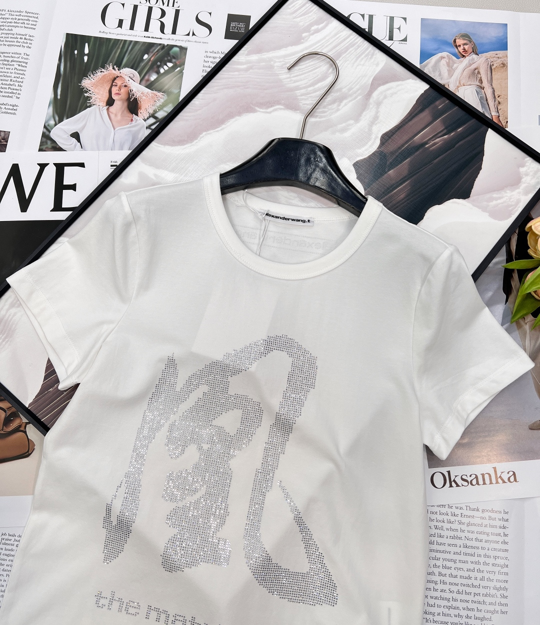 🆕Alexander Wang 新款 「凤」系烫钻白T | 气场全开，女族长氛围感拉满当极简主义遇上东方