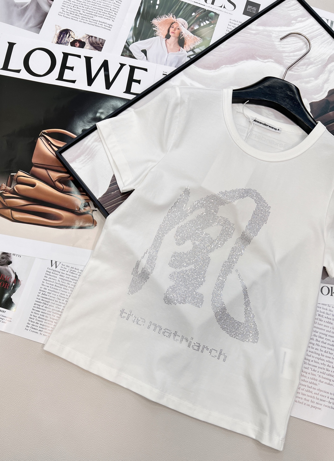 🆕Alexander Wang 新款 「凤」系烫钻白T | 气场全开，女族长氛围感拉满当极简主义遇上东方