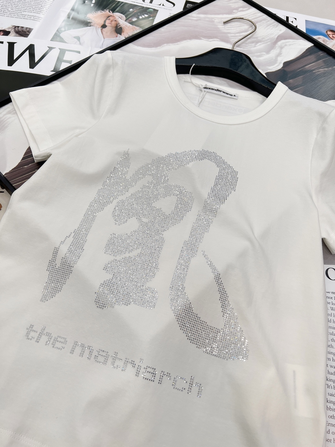 🆕Alexander Wang 新款 「凤」系烫钻白T | 气场全开，女族长氛围感拉满当极简主义遇上东方