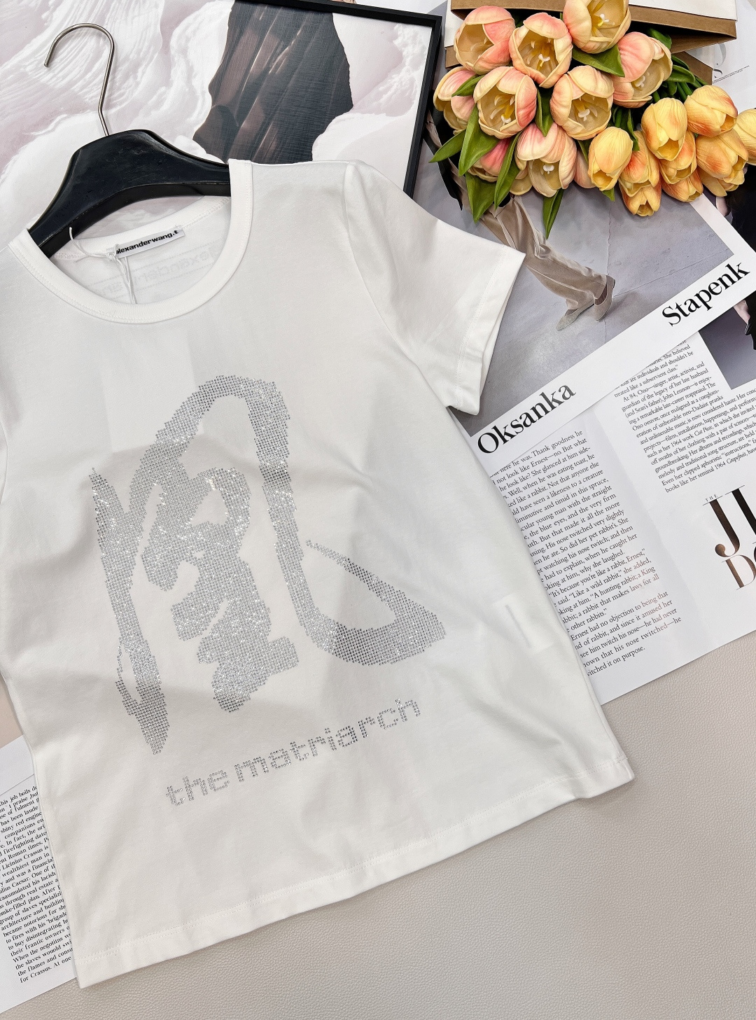 🆕Alexander Wang 新款 「凤」系烫钻白T | 气场全开，女族长氛围感拉满当极简主义遇上东方