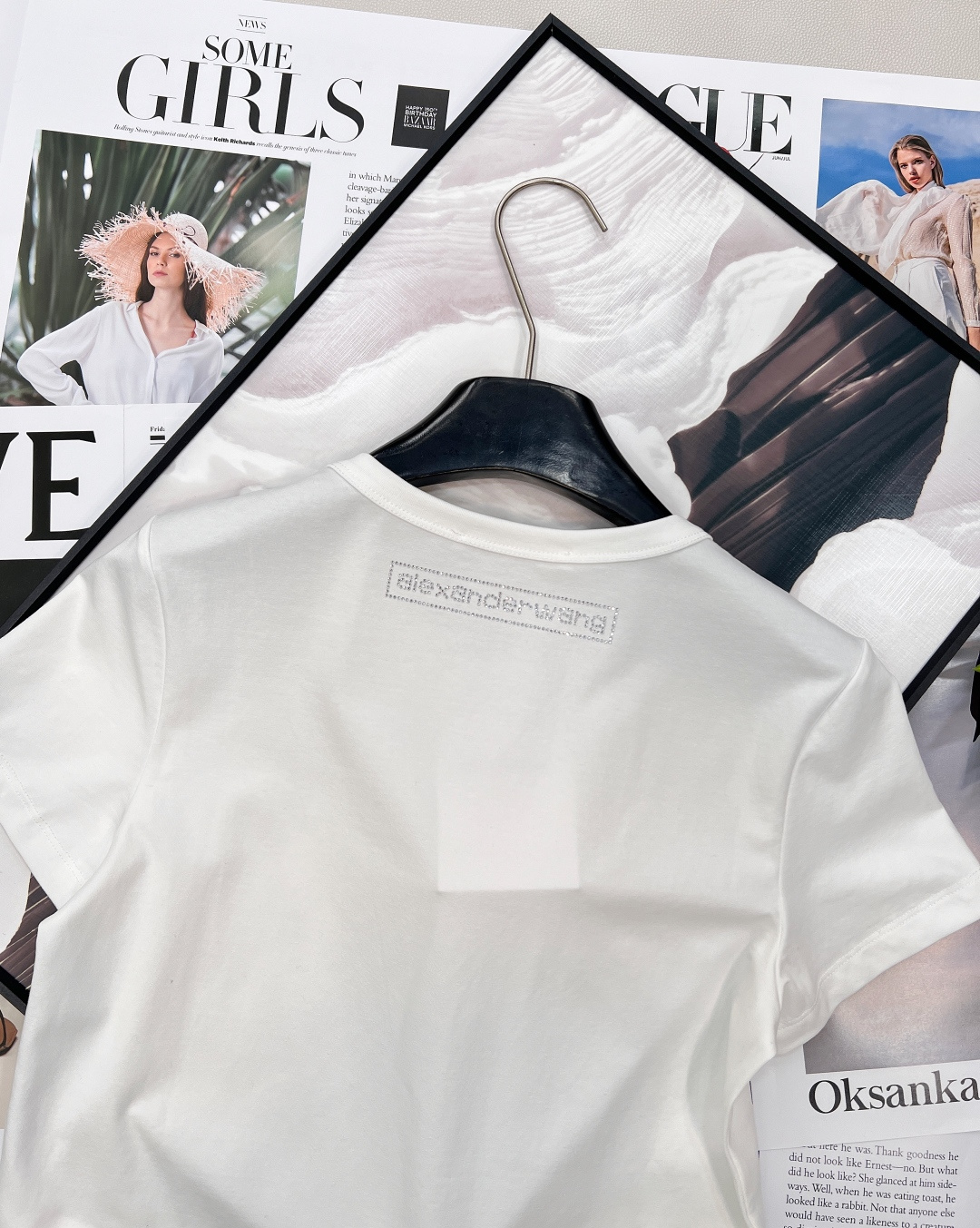 🆕Alexander Wang 新款 「凤」系烫钻白T | 气场全开，女族长氛围感拉满当极简主义遇上东方
