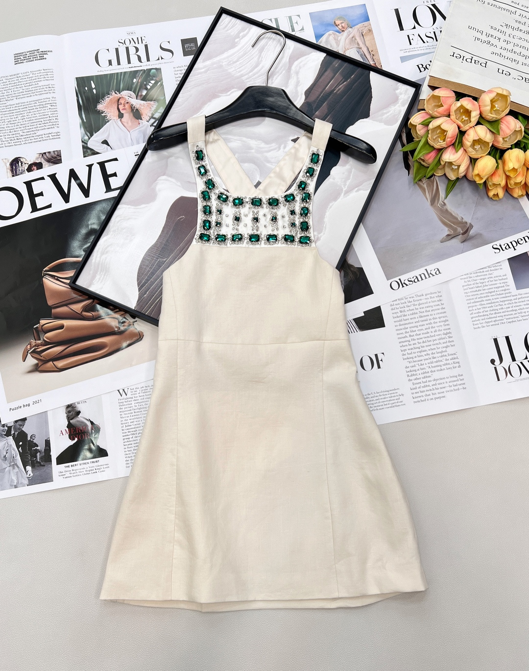 NO:740350,Miu Miu heavy beaded cotton and linen apron skirt | Retro style, wear high-end clothing in daily life. - The heavy beaded U-shaped neckline and wide shoulder straps are hand-inlaid with large emeralds and silver rhinestones to form a gorgeous geometric pattern, which reflects bright light under the light and has its own noble filter. -  The iconic waist design of apron-style tailoring accurately tightens the waist and outlines the slender waistline. The hem has a slight A-line silhouette, which not only modifies the body shape but is elegant, and perfectly balances sexiness and dignity. - Natural cotton and linen material: Breathable and skin-friendly cotton and linen fabrics are selected, with natural texture. The matte texture and shining beads form a strong contrast, which is both high-end sophistication and daily relaxation.  The retro gold-style gem beading and waist design replicate the elegance of the last century’s socialite, and wearing it makes you feel like a heroine walking out of an old movie. - The natural casualness of relaxed girly cotton and linen neutralizes the gorgeousness of the beading, allowing the haute couture design to be easily integrated into daily life, full of the laziness and playfulness of a girl. This skirt is not only a piece of clothing, but also a Miu  Miu's redefinition of female identity - elegant, relaxed, and undefined. Wear it and you will be a heroine with your own radiance. All three standards are complete, and the product will be released!  Size sml,,miumiu,skirts,19860909Miu Miu重工钉珠棉麻围腰裙 | 复古千金感,把高定穿在日常. - 重工宝石钉珠U型领口与宽肩带处,由大颗祖母绿宝石与银色水钻手工镶嵌,形成华丽的几何图案,在光线下折射出璀璨光芒,自带贵气滤镜. - 围腰式剪裁标志性的围腰设计,精准收腰,勾勒出纤细腰线,下摆微A字廓形,既修饰身形又不失优雅,完美平衡了性感与端庄. - 天然棉麻材质甄选透气亲肤的棉麻面料,自带天然肌理感,哑光质感与闪耀钉珠形成强烈对比,既有高定的精致,又有日常的松弛. 复古千金风宝石钉珠与围腰设计,复刻了上世纪名媛的优雅,穿上它仿佛从老电影中走出的女主角. - 松弛少女感棉麻的天然随性,中和了钉珠的华丽感,让高定设计也能轻松融入日常,充满少女的慵懒与俏皮. 这件裙子不仅是一件衣服,更是Miu Miu对女性身份的重新定义——优雅、松弛、不被定义.穿上它,你就是自带光芒的女主角.三标齐全,大货出！ 尺码sml 编,,miumiu,skirts,,Women's clothing