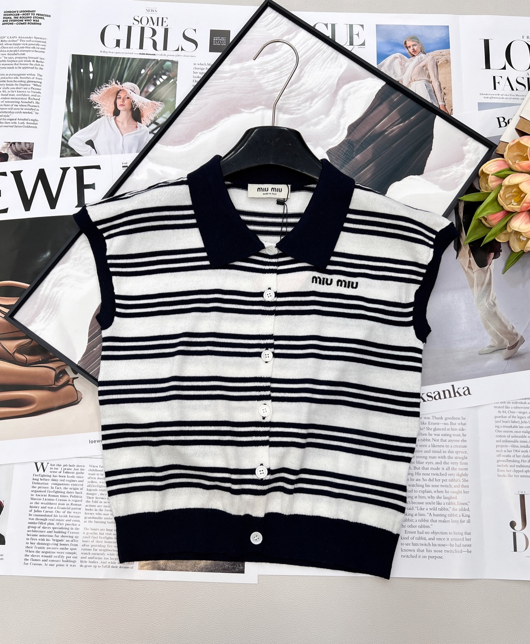 NO:740364,Miu Miu 26Ss early spring striped Polo knitted vest cardigan | Retro college style, full of relaxation. When the classic Polo collar meets retro stripes, this Miu Miu knitted vest cardigan is a versatile C-position for your early spring wardrobe. - Contrast stripe texture Black and white/blue and brown contrasting stripes are interwoven on the delicate knitted fabric, with its own retro filter, visually slimming and layered. -  Polo lapel + sleeveless tailoring The iconic lapel retains the smart feeling of the academic school, and the sleeveless design frees up the arms, adding a casual and relaxed street temperament. When worn alone, it can also cleverly expose the collarbone line. - The front button closure and full button placket make the outfit more flexible. You can button them all up to create a neat feeling, or unbutton a few to create a lazy atmosphere. When layered, it can enrich the style. -  The high-elastic knitted fabric is made of 70% wool and 30% cashmere. It is made of breathable and skin-friendly knitted material. It is soft and drapey. It can be worn close to the skin without pricking the skin and can be worn in all seasons. - The loose off-shoulder version is not flattering and is suitable for all body types. It can be worn alone to create a casual style, or layered with a T-shirt or shirt, and layered to make it look even better. Complete with three labels, great deal!  Size sml code,,miumiu,shirts,tees,t-shirt,19860909Miu Miu 26Ss早春条纹Polo针织背心开衫 | 复古学院风,松弛感拉满 当经典Polo领遇上复古条纹,这件Miu Miu针织背心开衫,就是你早春衣橱的百搭C位. - 撞色条纹肌理黑白/蓝棕撞色条纹在细腻针织面料上交织,自带复古滤镜,视觉上显瘦又有层次. - Polo翻领+无袖剪裁标志性翻领保留了学院派的乖巧感,无袖设计则解放双臂,增添随性松弛的街头气质,单穿时还能巧妙露出锁骨线条. - 前襟纽扣开合全纽扣门襟让穿搭更灵活,既可全部扣上打造利落感,也可解开几颗营造慵懒氛围,叠穿时更能丰富造型层次, - 高弹针织面料70羊毛30羊绒高版出品,选用透气亲肤的针织材质,软糯有垂感,贴身穿不扎肤,四季都能穿. - 宽松落肩版型不挑身材的宽松剪裁,对各种身形都很友好,既能单穿打造随性风,也能内搭T恤或衬衫,叠穿更出彩.三标齐全,大货出！ 尺码sml 编码,,miumiu,shirts,tees，t-shirt,,Women's clothing