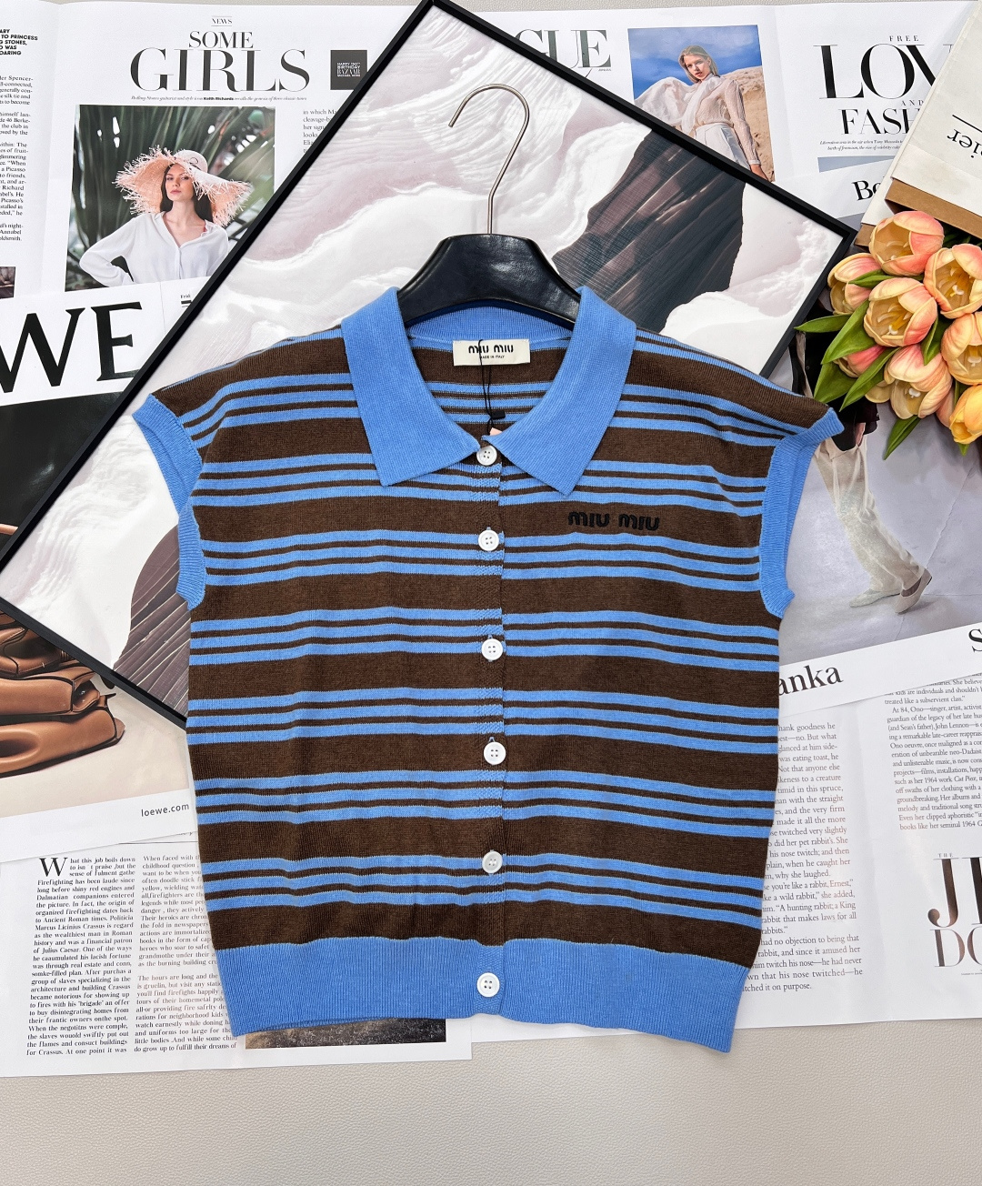 NO:740360,Miu Miu 26Ss early spring striped Polo knitted vest cardigan | Retro college style, full of relaxation. When the classic Polo collar meets retro stripes, this Miu Miu knitted vest cardigan is a versatile C-position for your early spring wardrobe. - Contrast stripe texture Black and white/blue and brown contrasting stripes are interwoven on the delicate knitted fabric, with its own retro filter, visually slimming and layered. -  Polo lapel + sleeveless tailoring The iconic lapel retains the smart feeling of the academic school, and the sleeveless design frees up the arms, adding a casual and relaxed street temperament. When worn alone, it can also cleverly expose the collarbone line. - The front button closure and full button placket make the outfit more flexible. You can button them all up to create a neat feeling, or unbutton a few to create a lazy atmosphere. When layered, it can enrich the style. -  The high-elastic knitted fabric is made of 70% wool and 30% cashmere. It is made of breathable and skin-friendly knitted material. It is soft and drapey. It can be worn close to the skin without pricking the skin and can be worn in all seasons. - The loose off-shoulder version is not flattering and is suitable for all body types. It can be worn alone to create a casual style, or layered with a T-shirt or shirt, and layered to make it look even better. Complete with three labels, great deal!  Size sml code,,miumiu,shirts,tees,t-shirt,19860909Miu Miu 26Ss早春条纹Polo针织背心开衫 | 复古学院风,松弛感拉满 当经典Polo领遇上复古条纹,这件Miu Miu针织背心开衫,就是你早春衣橱的百搭C位. - 撞色条纹肌理黑白/蓝棕撞色条纹在细腻针织面料上交织,自带复古滤镜,视觉上显瘦又有层次. - Polo翻领+无袖剪裁标志性翻领保留了学院派的乖巧感,无袖设计则解放双臂,增添随性松弛的街头气质,单穿时还能巧妙露出锁骨线条. - 前襟纽扣开合全纽扣门襟让穿搭更灵活,既可全部扣上打造利落感,也可解开几颗营造慵懒氛围,叠穿时更能丰富造型层次, - 高弹针织面料70羊毛30羊绒高版出品,选用透气亲肤的针织材质,软糯有垂感,贴身穿不扎肤,四季都能穿. - 宽松落肩版型不挑身材的宽松剪裁,对各种身形都很友好,既能单穿打造随性风,也能内搭T恤或衬衫,叠穿更出彩.三标齐全,大货出！ 尺码sml 编码,,miumiu,shirts,tees，t-shirt,,Women's clothing