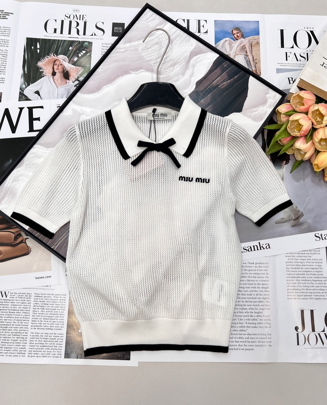 NO:740356,Miu Miu 26SS early spring new style hollow knitted short-sleeve | Sweet girl preppy style, wear girly feeling on the body. When retro preppy style meets hollow knitted, this Miu Miu short-sleeved piece is the vitality of your early spring wardrobe. - The three-dimensional bow is decorated with a three-dimensional bow of the same color in the center of the lapel. It is clever and smart, instantly enhances the girlish feeling, and is the iconic sweet element of the Miu series. -  Contrasting color matching design, classic contrasting colors of black and white/navy and white, forming exquisite hemming from lapels, cuffs to hem, simple and high-end, visually more neat. - Hollow knitted mesh hollow knitted with fine texture, with breathability and hazy beauty, retaining the softness of knitting, while adding a bit of lightness and casualness. - The letter logo embellishes 'miu' on the chest  'miu' embroidered logo is low-key and recognizable, highlighting the brand's tone and the finishing touch of sweet-cool balance. - Highly elastic and breathable knitted 70 wool 30 cashmere skin-friendly and breathable knitted fabric. The hollow design allows air to circulate freely. It will not make you sweaty when worn in spring and summer, and it is comfortable and soft when worn next to the body. -  The loose-fitting drop-shoulder cut is body-friendly and is friendly to all body shapes. It can be worn alone to create a girly look, or worn with a suspender or a shirt, which makes it look even better when layered. This short-sleeved piece has already surpassed the basic style. It is a collision of girlishness and high-end, and a balance between cuteness and casualness. Wear it, and you will be a Miu girl with her own vitality. All three standards are complete, and two colors are outstanding!  Size sml code M,,miumiu,shirts,T-shirt,19860909Miu Miu 26SS早春新款镂空针织短袖 | 甜妹学院风,把少女感穿在身上 当复古学院风遇上镂空针织,这件Miu Miu短袖,就是你早春衣橱的元气担当. - 立体蝴蝶结装饰翻领中央的同色系立体蝴蝶结,乖巧又灵动,瞬间提升少女感,是Miu系标志性的甜美元素. - 撞色拼色设计黑白/藏青白的经典撞色,从翻领、袖口到下摆形成精致包边,简约又高级,视觉上更显利落. - 镂空针织肌理细腻的网眼镂空针织,自带透气感与朦胧美感,既保留了针织的软糯,又增添了几分轻盈与随性. - 字母logo点缀胸口的“miu miu”刺绣logo,低调又有辨识度,彰显品牌调性,是甜酷平衡的点睛之笔. - 高弹透气针织70羊毛30羊绒亲肤透气的针织面料,镂空设计让空气自由流通,春夏穿着不闷汗,贴身穿也舒适软糯. - 宽松落肩剪裁不挑身材的宽松版型,对各种身形都很友好,既能单穿打造元气少女感,也能内搭吊带或衬衫,叠穿更出彩.这件短袖早已超越基础款,它是少女感与高级感的碰撞,是乖巧与随性的平衡.穿上它,你就是自带元气的Miu系少女.三标齐全,两色出！ 尺码sml 编码M,,miumiu,shirts,T-shirt,,Women's clothing