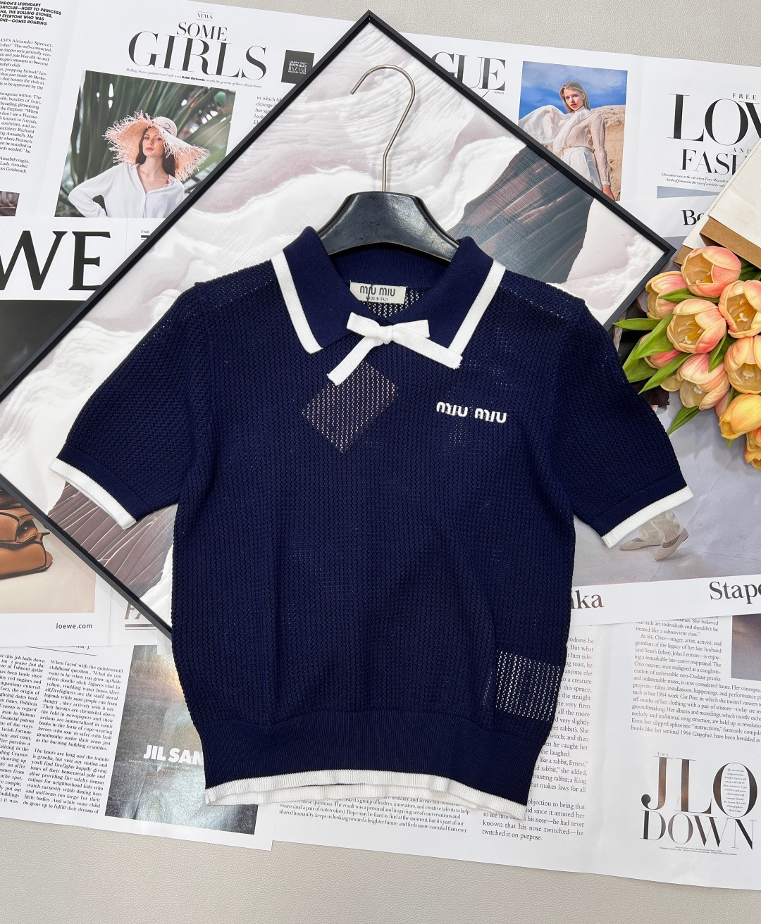 NO:740353,Miu Miu 26SS early spring new style hollow knitted short-sleeve | Sweet girl preppy style, wear girly feeling on the body. When retro preppy style meets hollow knitted, this Miu Miu short-sleeved piece is the vitality of your early spring wardrobe. - The three-dimensional bow is decorated with a three-dimensional bow of the same color in the center of the lapel. It is clever and smart, instantly enhances the girlish feeling, and is the iconic sweet element of the Miu series. -  Contrasting color matching design, classic contrasting colors of black and white/navy and white, forming exquisite hemming from lapels, cuffs to hem, simple and high-end, visually more neat. - Hollow knitted mesh hollow knitted with fine texture, with breathability and hazy beauty, retaining the softness of knitting, while adding a bit of lightness and casualness. - The letter logo embellishes 'miu' on the chest  'miu' embroidered logo is low-key and recognizable, highlighting the brand's tone and the finishing touch of sweet-cool balance. - Highly elastic and breathable knitted 70 wool 30 cashmere skin-friendly and breathable knitted fabric. The hollow design allows air to circulate freely. It will not make you sweaty when worn in spring and summer, and it is comfortable and soft when worn next to the body. -  The loose-fitting drop-shoulder cut is body-friendly and is friendly to all body shapes. It can be worn alone to create a girly look, or worn with a suspender or a shirt, which makes it look even better when layered. This short-sleeved piece has already surpassed the basic style. It is a collision of girlishness and high-end, and a balance between cuteness and casualness. Wear it, and you will be a Miu girl with her own vitality. All three standards are complete, and two colors are outstanding!  Size sml,,miumiu,shirts,T-shirt,19860909Miu Miu 26SS早春新款镂空针织短袖 | 甜妹学院风,把少女感穿在身上 当复古学院风遇上镂空针织,这件Miu Miu短袖,就是你早春衣橱的元气担当. - 立体蝴蝶结装饰翻领中央的同色系立体蝴蝶结,乖巧又灵动,瞬间提升少女感,是Miu系标志性的甜美元素. - 撞色拼色设计黑白/藏青白的经典撞色,从翻领、袖口到下摆形成精致包边,简约又高级,视觉上更显利落. - 镂空针织肌理细腻的网眼镂空针织,自带透气感与朦胧美感,既保留了针织的软糯,又增添了几分轻盈与随性. - 字母logo点缀胸口的“miu miu”刺绣logo,低调又有辨识度,彰显品牌调性,是甜酷平衡的点睛之笔. - 高弹透气针织70羊毛30羊绒亲肤透气的针织面料,镂空设计让空气自由流通,春夏穿着不闷汗,贴身穿也舒适软糯. - 宽松落肩剪裁不挑身材的宽松版型,对各种身形都很友好,既能单穿打造元气少女感,也能内搭吊带或衬衫,叠穿更出彩.这件短袖早已超越基础款,它是少女感与高级感的碰撞,是乖巧与随性的平衡.穿上它,你就是自带元气的Miu系少女.三标齐全,两色出！ 尺码sml 编,,miumiu,shirts,T-shirt,,Women's clothing