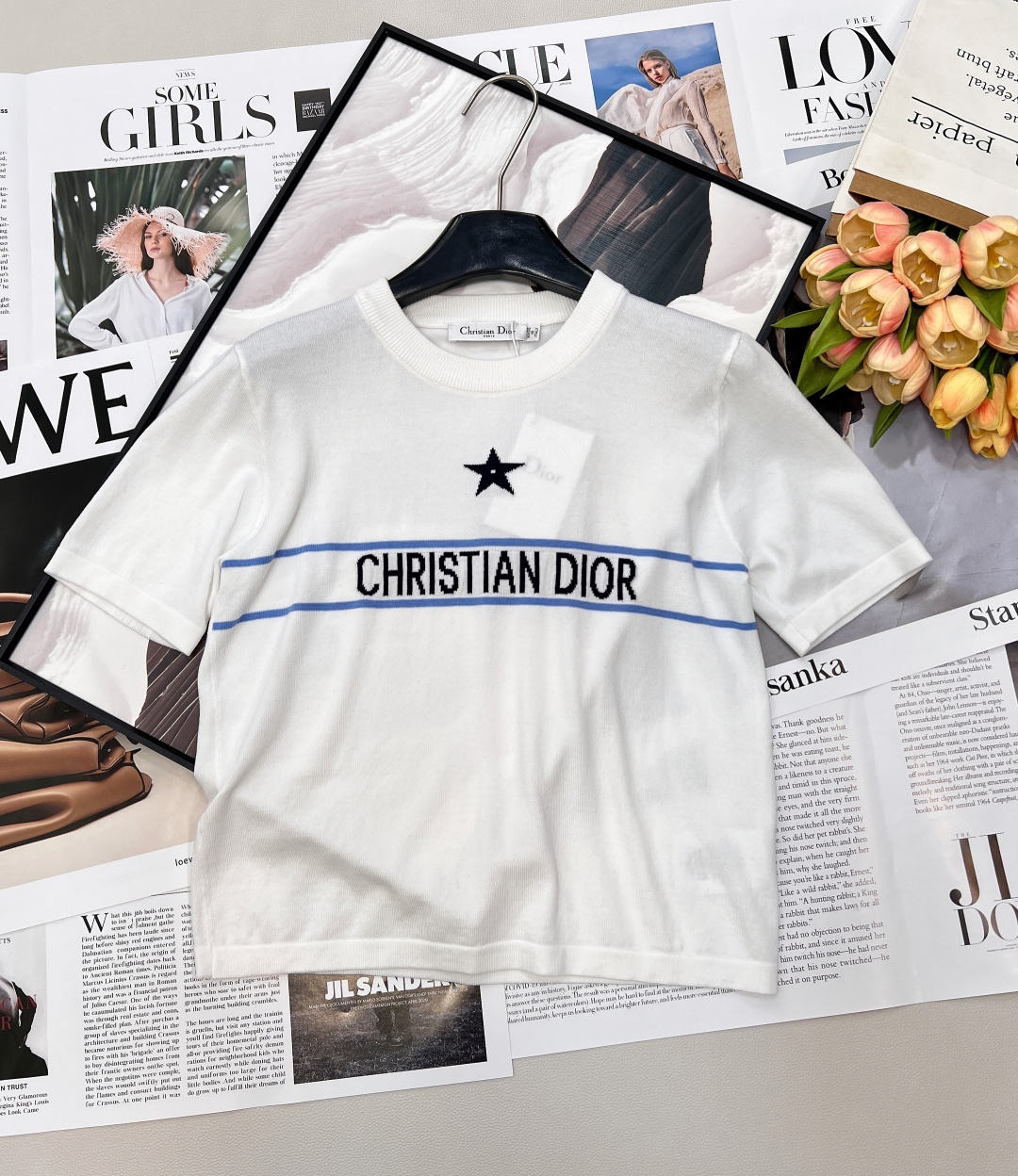 NO:740351,Dior's new early spring 2026 thin knitted short-sleeve with five-pointed star crochet is an early spring necessity for elite wardrobes. The classic round neck neatly modifies the neck line, and the thin wool knitted fabric has a delicate texture, which is breathable and soft, perfect for the temperature difference in early spring. Star embroidery on the chest and 'CHRISTIAN'  DIOR's color-blocked jacquard forms the visual focus. The contrasting colors of blue and white are fresh and elegant, while the contrasting colors of navy blue and white are calm and atmospheric. Both colors interpret the low-key luxury of the brand.  The straight cut is not flattering on your body shape, taking into account comfort and style. It is suitable for commuting in the workplace to create a smart look with a suit, or it can be worn alone with a skirt or jeans to easily match the relaxed style of daily travel. A short-sleeved piece unlocks the diverse expressions of French elegance and shows Dior's consistent exquisite aesthetics. Is your early spring wardrobe missing a versatile and stylish short-sleeved piece?  This Dior is just the thing to do with your eyes closed!  All three standards are complete!  Big shipment!  Size sml code,,dior,skirts,jeans,T-shirt,business suit,19860909Dior 2026早春新品款字母五角星钩花薄款针织短袖,是精英衣橱的早春刚需. 经典圆领利落修饰颈部线条,薄款羊毛的针织面料自带细腻肌理,透气软糯,完美适配早春温差.胸前星星刺绣与「CHRISTIAN DIOR」拼色提花形成视觉焦点,蓝白撞色清新雅致,藏青白撞色沉稳大气,双色皆诠释着品牌的低调奢华. 不挑身形的直筒剪裁,兼顾舒适度与版型感,既适合职场通勤内搭西装打造干练造型,也能单穿搭配半裙、牛仔裤,轻松拿捏日常出行的松弛格调.一件短袖,解锁法式优雅的多元表达,尽显Dior一贯的精致美学.早春衣橱缺一件百搭又有格调的短袖？这件Dior闭眼冲就对了！三标齐全！大货出！ 尺码sml 编码,,dior,skirts,jeans,T-shirt,business suit,,Women's clothing