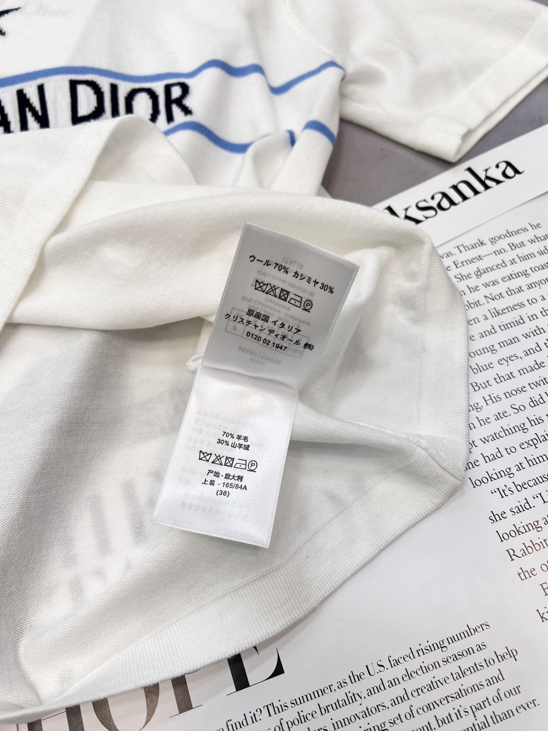 🆕Dior 2026早春新品款字母五角星钩花薄款针织短袖，是精英衣橱的早春刚需。经典圆领利落修饰颈部线条