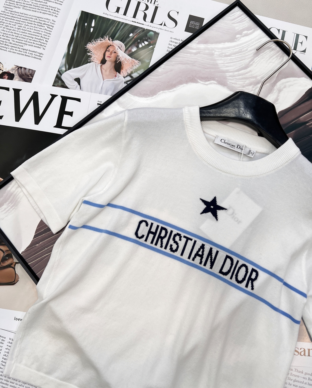 🆕Dior 2026早春新品款字母五角星钩花薄款针织短袖，是精英衣橱的早春刚需。经典圆领利落修饰颈部线条