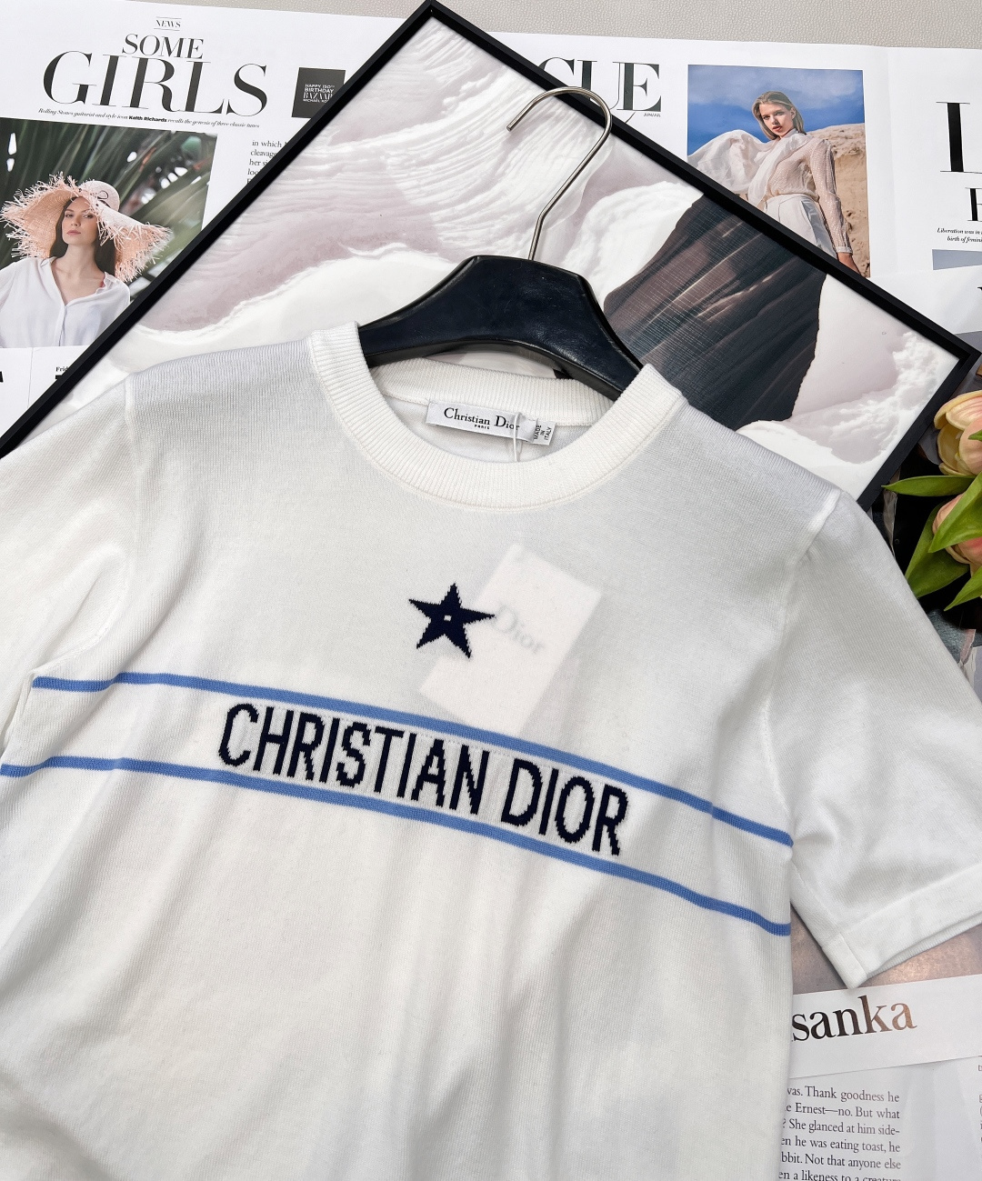 🆕Dior 2026早春新品款字母五角星钩花薄款针织短袖，是精英衣橱的早春刚需。经典圆领利落修饰颈部线条