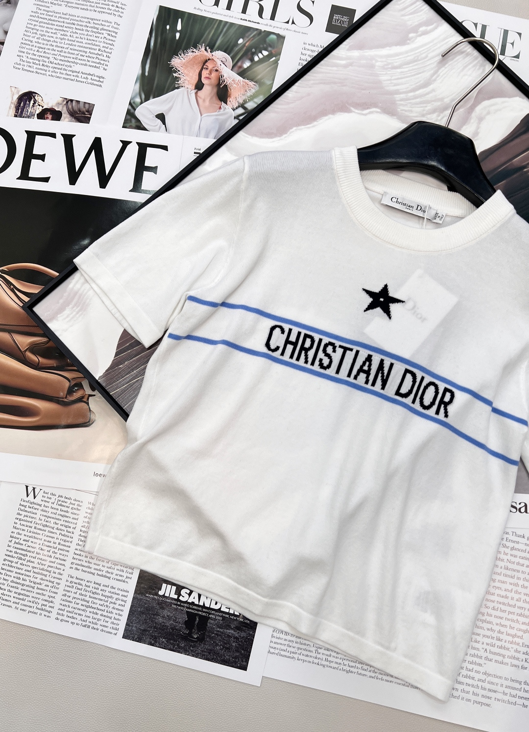 🆕Dior 2026早春新品款字母五角星钩花薄款针织短袖，是精英衣橱的早春刚需。经典圆领利落修饰颈部线条