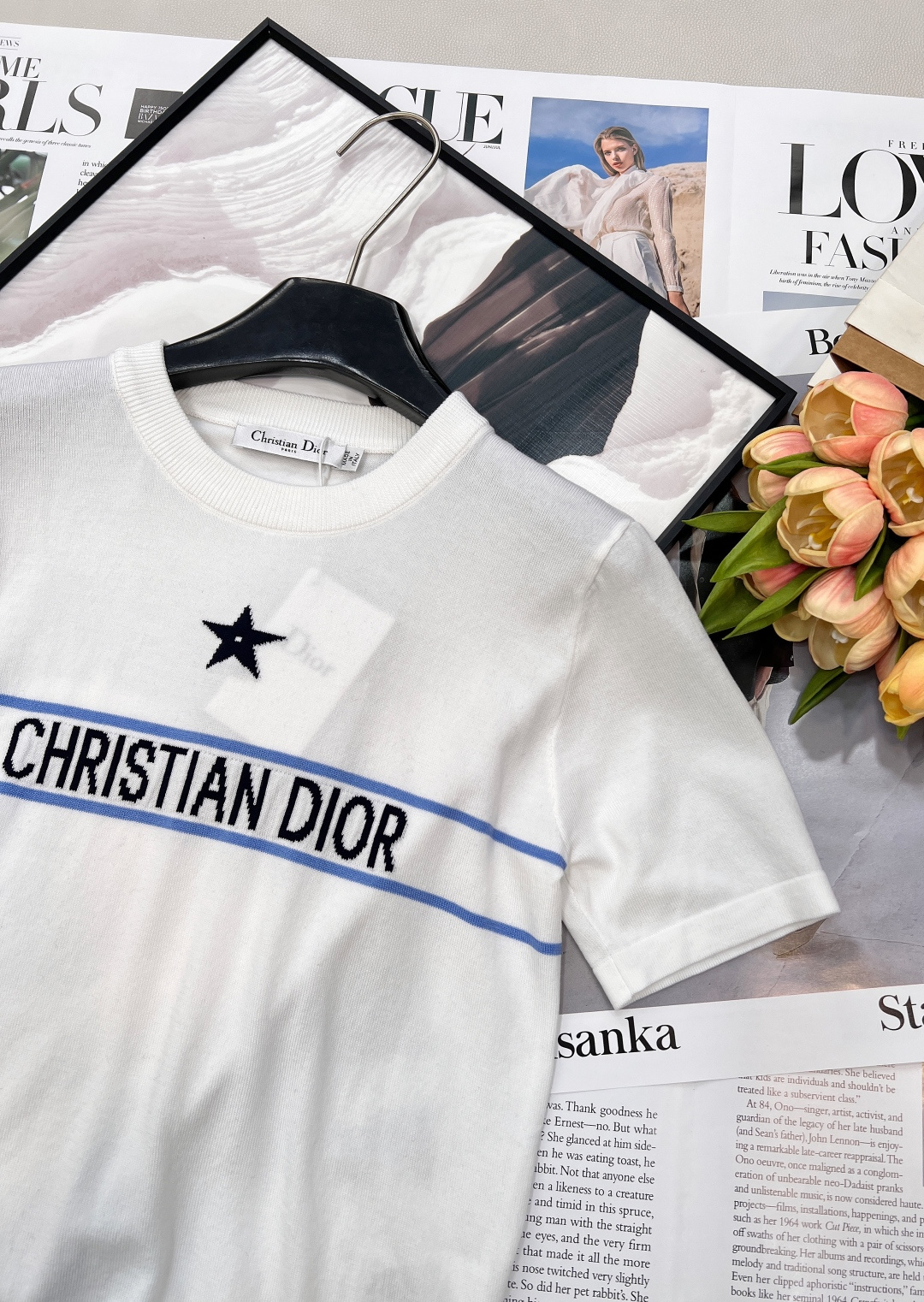 🆕Dior 2026早春新品款字母五角星钩花薄款针织短袖，是精英衣橱的早春刚需。经典圆领利落修饰颈部线条