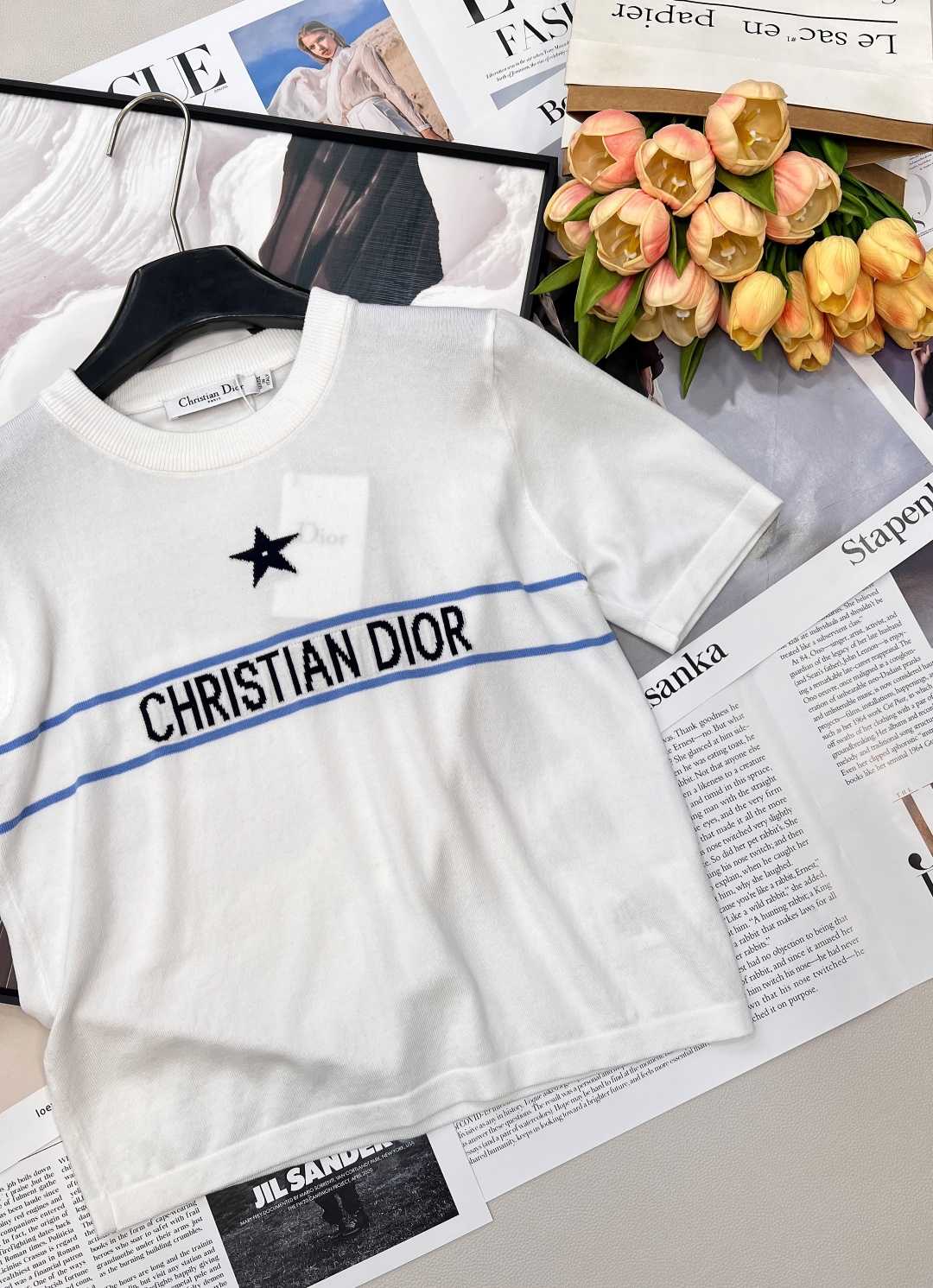 🆕Dior 2026早春新品款字母五角星钩花薄款针织短袖，是精英衣橱的早春刚需。经典圆领利落修饰颈部线条