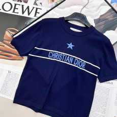 🆕Dior 2026早春新品款字母五角星钩花薄款针织短袖,是精英衣橱的早春刚需。经典圆领利落修饰颈部线条 🆕Dior 2026早春新品款字母五角星钩花薄款针织短袖,是精英衣橱的早春刚需。经典圆领利落修饰颈部线条
