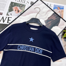 🆕Dior 2026早春新品款字母五角星钩花薄款针织短袖,是精英衣橱的早春刚需。经典圆领利落修饰颈部线条 🆕Dior 2026早春新品款字母五角星钩花薄款针织短袖,是精英衣橱的早春刚需。经典圆领利落修饰颈部线条