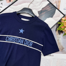 🆕Dior 2026早春新品款字母五角星钩花薄款针织短袖,是精英衣橱的早春刚需。经典圆领利落修饰颈部线条 🆕Dior 2026早春新品款字母五角星钩花薄款针织短袖,是精英衣橱的早春刚需。经典圆领利落修饰颈部线条