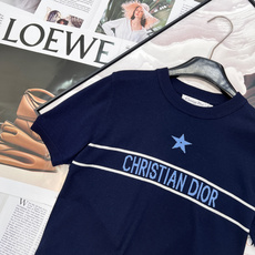 🆕Dior 2026早春新品款字母五角星钩花薄款针织短袖,是精英衣橱的早春刚需。经典圆领利落修饰颈部线条 🆕Dior 2026早春新品款字母五角星钩花薄款针织短袖,是精英衣橱的早春刚需。经典圆领利落修饰颈部线条