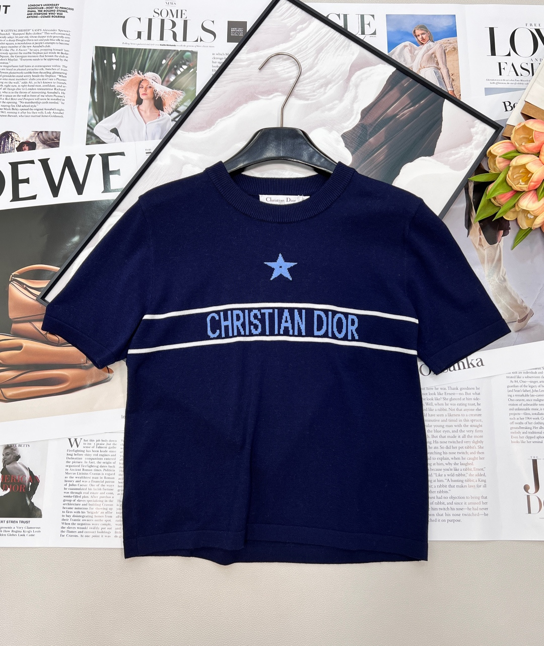 NO:740349,Dior's new early spring 2026 thin knitted short-sleeve with five-pointed star crochet is an early spring necessity for elite wardrobes. The classic round neck neatly modifies the neck line, and the thin wool knitted fabric has a delicate texture, which is breathable and soft, perfect for the temperature difference in early spring. Star embroidery on the chest and 'CHRISTIAN'  DIOR's color-blocked jacquard forms the visual focus. The contrasting colors of blue and white are fresh and elegant, while the contrasting colors of navy blue and white are calm and atmospheric. Both colors interpret the low-key luxury of the brand.  The straight cut is not flattering on your body shape, taking into account comfort and style. It is suitable for commuting in the workplace to create a smart look with a suit, or it can be worn alone with a skirt or jeans to easily match the relaxed style of daily travel. A short-sleeved piece unlocks the diverse expressions of French elegance and shows Dior's consistent exquisite aesthetics. Is your early spring wardrobe missing a versatile and stylish short-sleeved piece?  This Dior is just the thing to do with your eyes closed!  All three standards are complete!  Big shipment!  Size sml,,dior,skirts,jeans,T-shirt,business suit,19860909Dior 2026早春新品款字母五角星钩花薄款针织短袖,是精英衣橱的早春刚需. 经典圆领利落修饰颈部线条,薄款羊毛的针织面料自带细腻肌理,透气软糯,完美适配早春温差.胸前星星刺绣与「CHRISTIAN DIOR」拼色提花形成视觉焦点,蓝白撞色清新雅致,藏青白撞色沉稳大气,双色皆诠释着品牌的低调奢华. 不挑身形的直筒剪裁,兼顾舒适度与版型感,既适合职场通勤内搭西装打造干练造型,也能单穿搭配半裙、牛仔裤,轻松拿捏日常出行的松弛格调.一件短袖,解锁法式优雅的多元表达,尽显Dior一贯的精致美学.早春衣橱缺一件百搭又有格调的短袖？这件Dior闭眼冲就对了！三标齐全！大货出！ 尺码sml 编,,dior,skirts,jeans,T-shirt,business suit,,Women's clothing