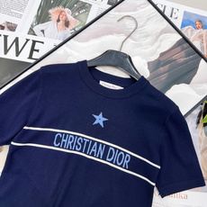 🆕Dior 2026早春新品款字母五角星钩花薄款针织短袖,是精英衣橱的早春刚需。经典圆领利落修饰颈部线条 🆕Dior 2026早春新品款字母五角星钩花薄款针织短袖,是精英衣橱的早春刚需。经典圆领利落修饰颈部线条