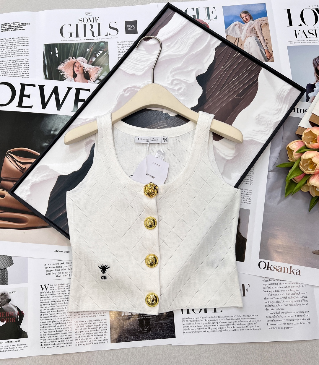 NO:740813,DIOR's new little bee embroidered rhombus knitted vest is presented on the body with exquisite contrasting technology. It is not only a classic symbol of Dior's aesthetics, but also a symbol of identity and taste. Every stitch embodies ingenuity, making simple knitted items instantly recognizable.  Made of high-count knitted fabric, it feels as soft and skin-friendly as clouds, and has excellent breathability and drape. The unique rhombus texture not only enhances the visual level, but also allows air to circulate freely between the fibers, saying goodbye to the sultry heat in spring and summer, and keeping you fresh and comfortable at all times.  The custom-made metal buttons on the front are the soul of the entire piece. Each one has been precision polished, showing a full golden luster, which forms a strong contrast with the black and white background of the body, instantly enhancing the luxury and sophistication of the piece, and showing high-end in every gesture. Complete with three standards, two colors!  size sml code,,dior,19860909DIOR新款小蜜蜂刺绣菱格针织背心,以精致撞色工艺呈现于衣身,既是Dior美学的经典符号,也是身份与品味的象征.每一针都凝聚着匠心,让简约的针织单品瞬间拥有高级辨识度. 采用高支针织面料,触感如云朵般柔软亲肤,同时具备出色的透气性与垂坠感.独特的菱格纹肌理,不仅提升了视觉层次,更让空气在纤维间自由流通,告别春夏闷热,时刻保持清爽舒适. 前襟的定制金属钮扣是整件单品的灵魂.每一颗都经过精密抛光,呈现出饱满的金色光泽,与衣身的黑白底色形成强烈对比,瞬间提升单品的奢华感与精致度,举手投足间尽显高级.三标齐全,两色出！ 尺码sml 编码,,dior,,Women's clothing