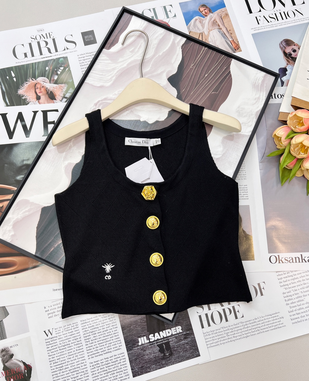 NO:740809,DIOR's new little bee embroidered rhombus knitted vest is presented on the body with exquisite contrasting technology. It is not only a classic symbol of Dior's aesthetics, but also a symbol of identity and taste. Every stitch embodies ingenuity, making simple knitted items instantly recognizable.  Made of high-count knitted fabric, it feels as soft and skin-friendly as clouds, and has excellent breathability and drape. The unique rhombus texture not only enhances the visual level, but also allows air to circulate freely between the fibers, saying goodbye to the sultry heat in spring and summer, and keeping you fresh and comfortable at all times.  The custom-made metal buttons on the front are the soul of the entire piece. Each one has been precision polished, showing a full golden luster, which forms a strong contrast with the black and white background of the body, instantly enhancing the luxury and sophistication of the piece, and showing high-end in every gesture. Complete with three standards, two colors!  size sml code,,dior,19860909DIOR新款小蜜蜂刺绣菱格针织背心,以精致撞色工艺呈现于衣身,既是Dior美学的经典符号,也是身份与品味的象征.每一针都凝聚着匠心,让简约的针织单品瞬间拥有高级辨识度. 采用高支针织面料,触感如云朵般柔软亲肤,同时具备出色的透气性与垂坠感.独特的菱格纹肌理,不仅提升了视觉层次,更让空气在纤维间自由流通,告别春夏闷热,时刻保持清爽舒适. 前襟的定制金属钮扣是整件单品的灵魂.每一颗都经过精密抛光,呈现出饱满的金色光泽,与衣身的黑白底色形成强烈对比,瞬间提升单品的奢华感与精致度,举手投足间尽显高级.三标齐全,两色出！ 尺码sml 编码,,dior,,Women's clothing